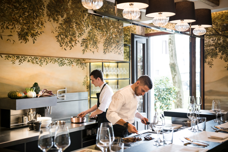 Palazzo Kitchen Table, Nikmati Dining Unik di Venesia