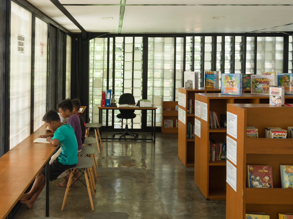 Interior dari Microlibrary / Cemal Emden / Aga Khan Trust for Culture