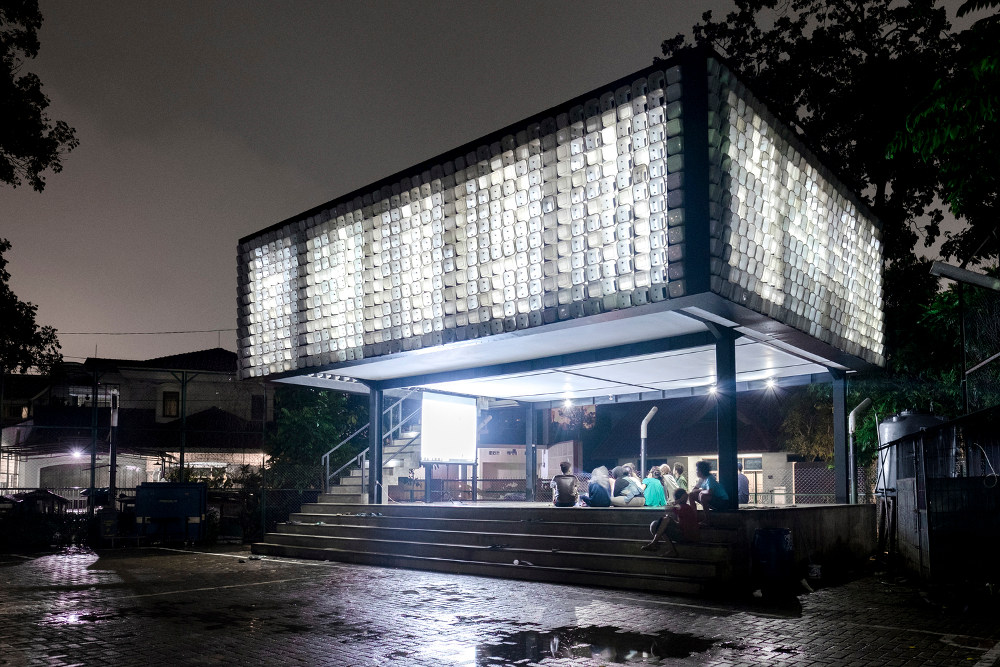 Taman Bima Microlibrary di malam hari / Sanrok Studio / Archdaily