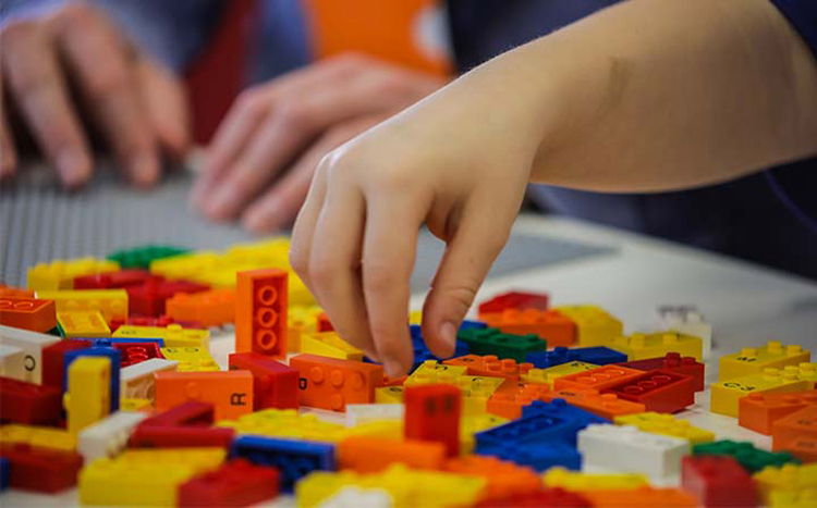 Belajar dan Bermain menggunakan Lego Braille