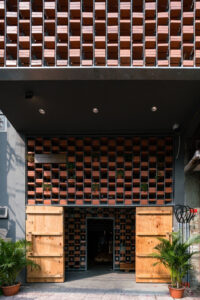 Bangunan Tropis Modern ini Ternyata Showroom Kecap Ikan