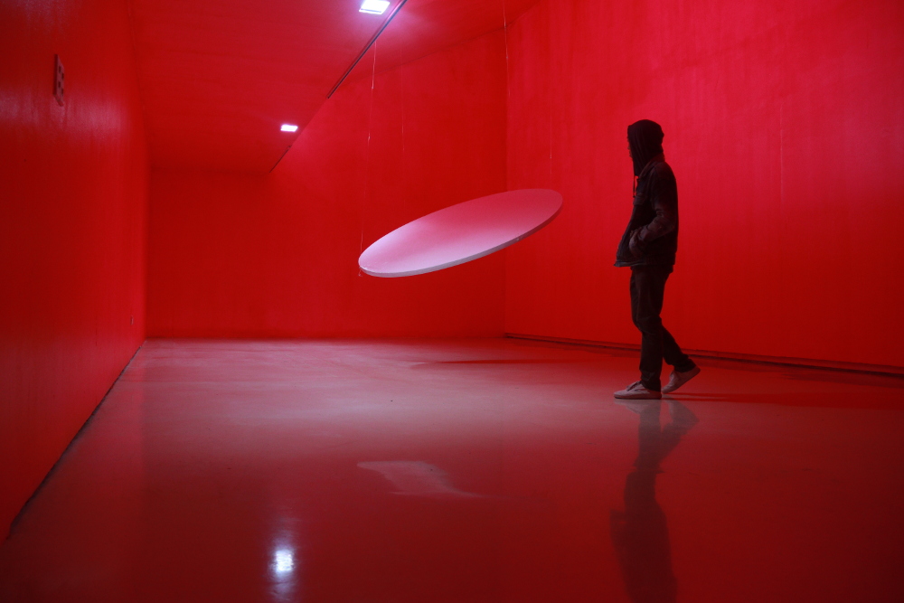 Pink Fluorescent vs The World (2019) oleh Condro Priyoaji / Selasar Sunaryo Art Space