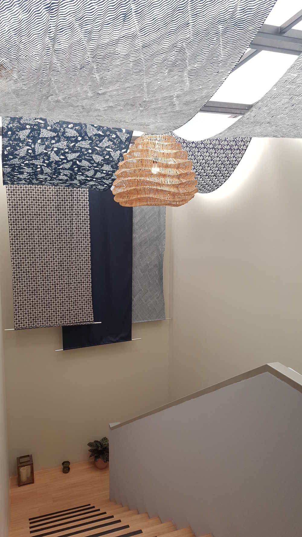 Kehadiran batik sebagai sentuhan pada ceiling / CASA Indonesia