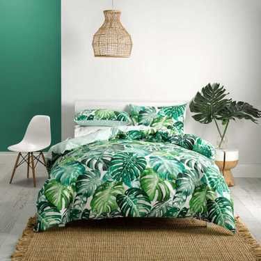 bed cover dengan corak daun-daun Monstera