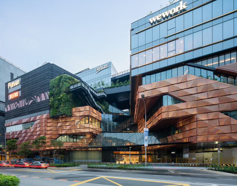 Tampak depan Funan Digitalife Mall / Woods Bagot