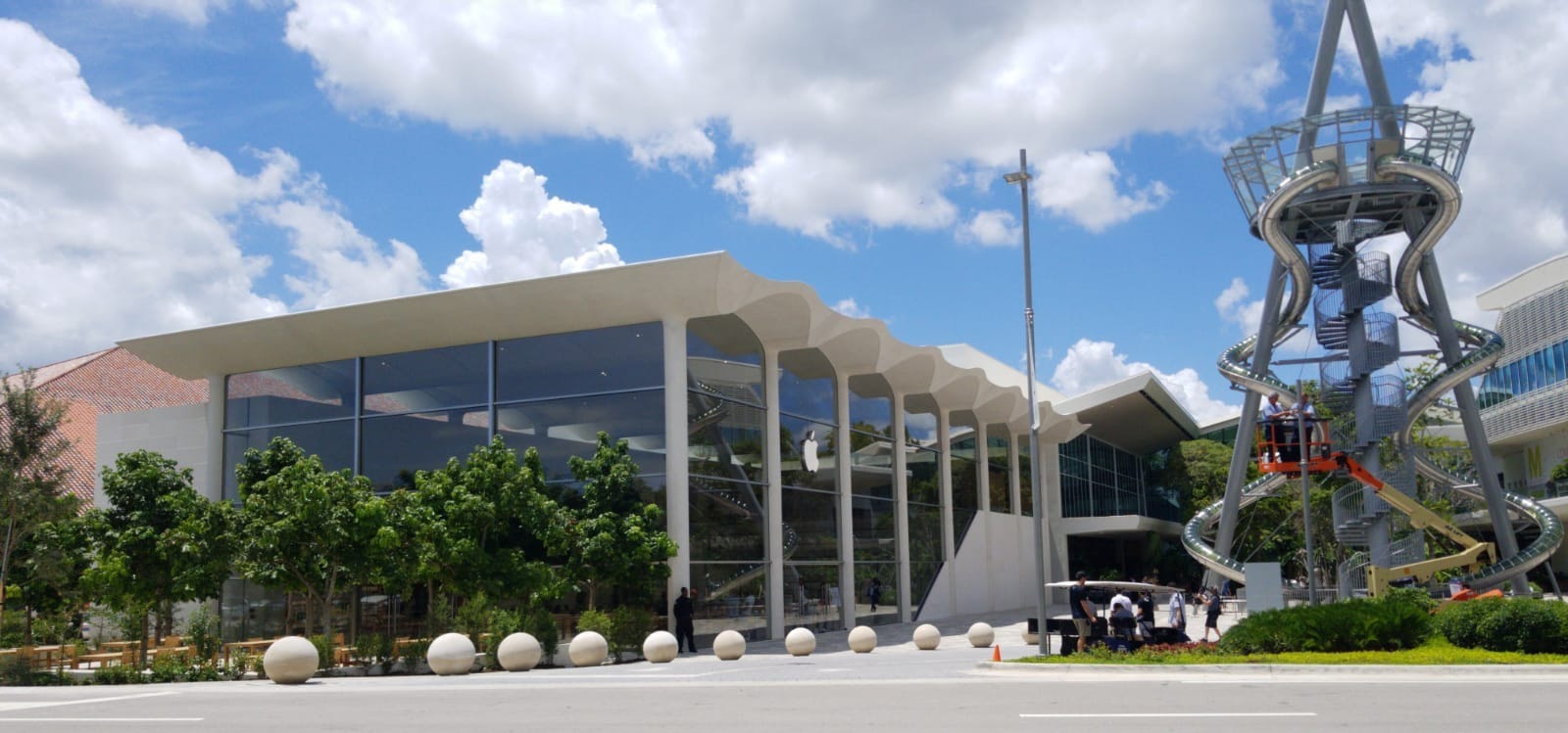 Intip Keunikan Apple Store di Mall Aventura Miami
