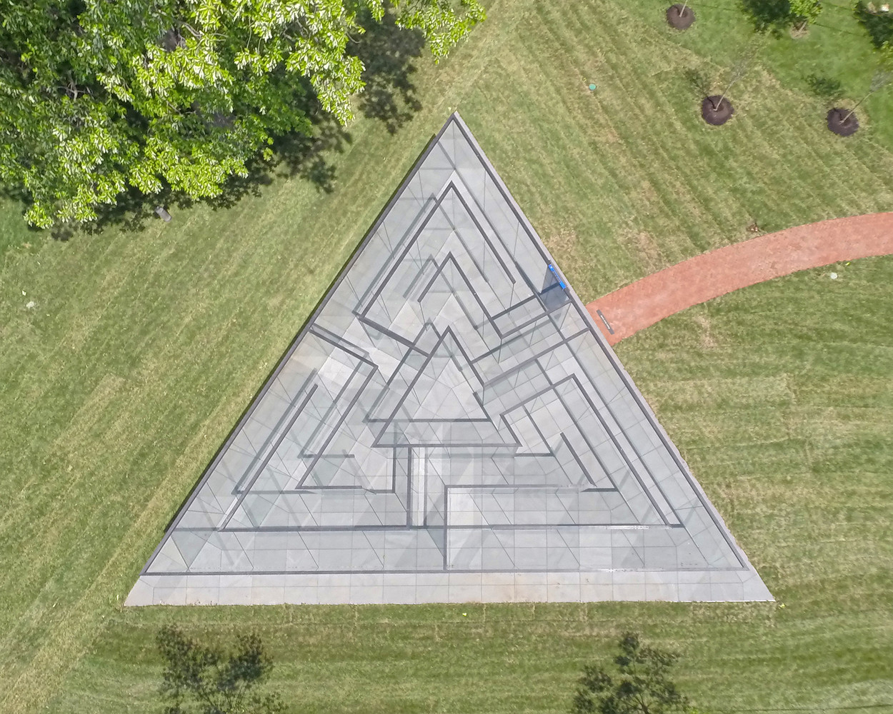 Menembus Labirin Kaca di Kota Kansas