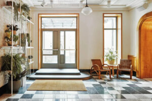 Sister City, Hotel Bernuansa Sauna di Kota New York