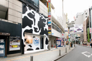 Hitam Putih Corak Sapi di Tengah Keramaian Shibuya