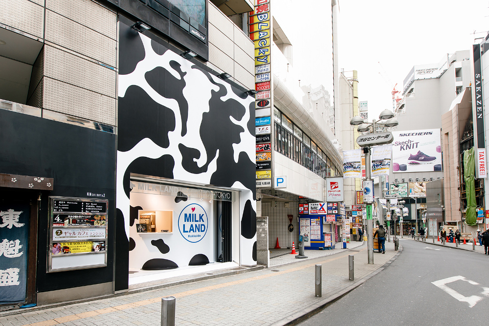 Hitam Putih Corak Sapi di Tengah Keramaian Shibuya