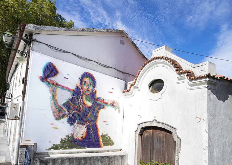 Menghias Jalanan Portugal Dengan Cross-Stitch