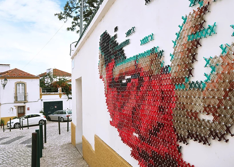 Menghias Jalanan Portugal Dengan Cross-Stitch