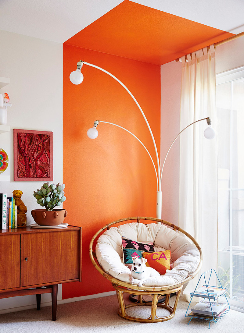 Sudut bersantai menjadi semakin berwarna dengan aksen warna orange pada dinding dan ceiling / Rachel Whiting