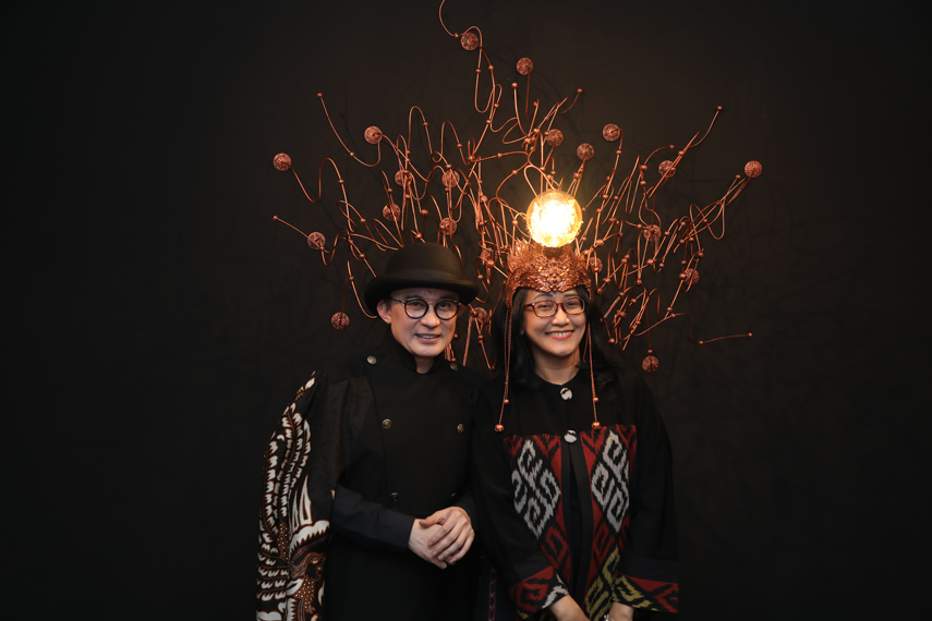 Karya Rinaldy Yuniardi di ICAD 2019 mengundang pengunjung untuk mencoba headpiece yang ditampilkan / CASA Indonesia