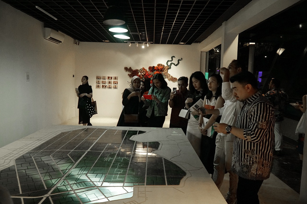 Pengunjung tampak berinteraksi dengan karya Danny Wicaksono & Studiodasar bertajuk Pengantar Ruang Hidup / ICAD