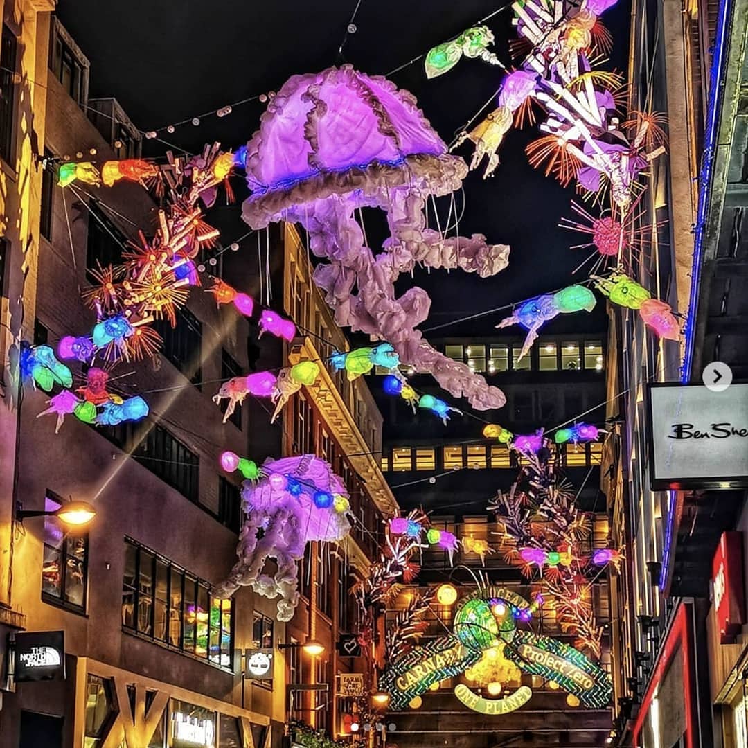 Salah satu detail dari instalasi lampu di Carnaby Street, London / tamzi_9