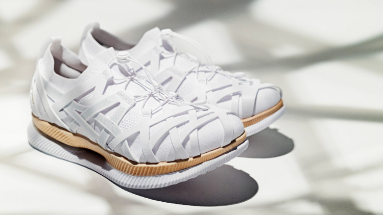 Perdana! Kengo Kuma Rancang Sepatu Bersama Asics