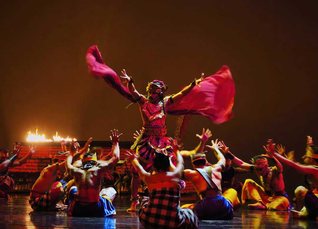 Pertunjukan Tari Kecak di Devdan Show