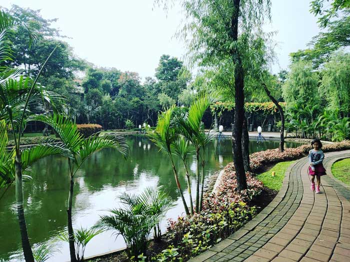 Kolam dan Jogging Track di Taman Spathodea