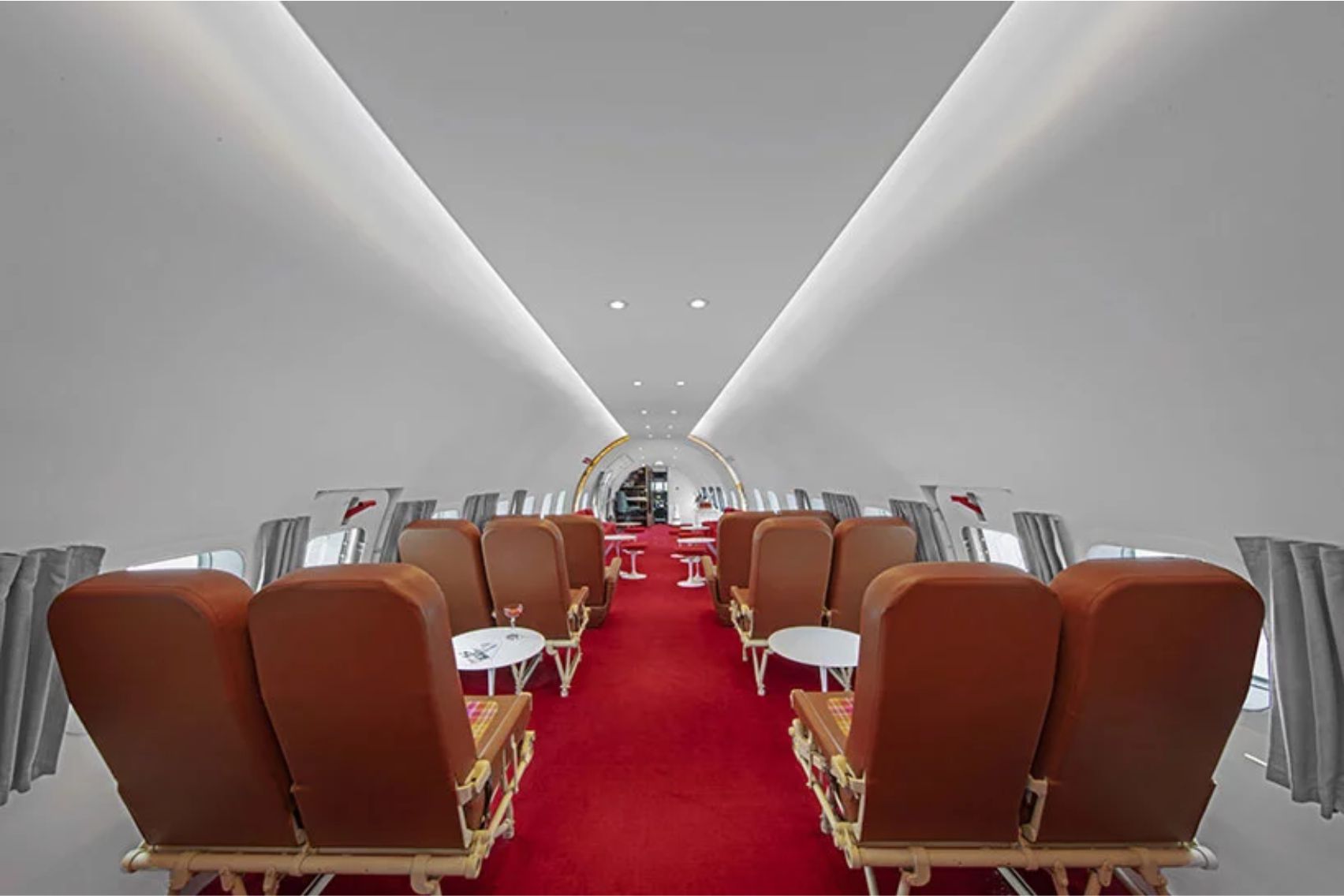 Intip Keunikan Cocktail Bar di Dalam Badan Pesawat