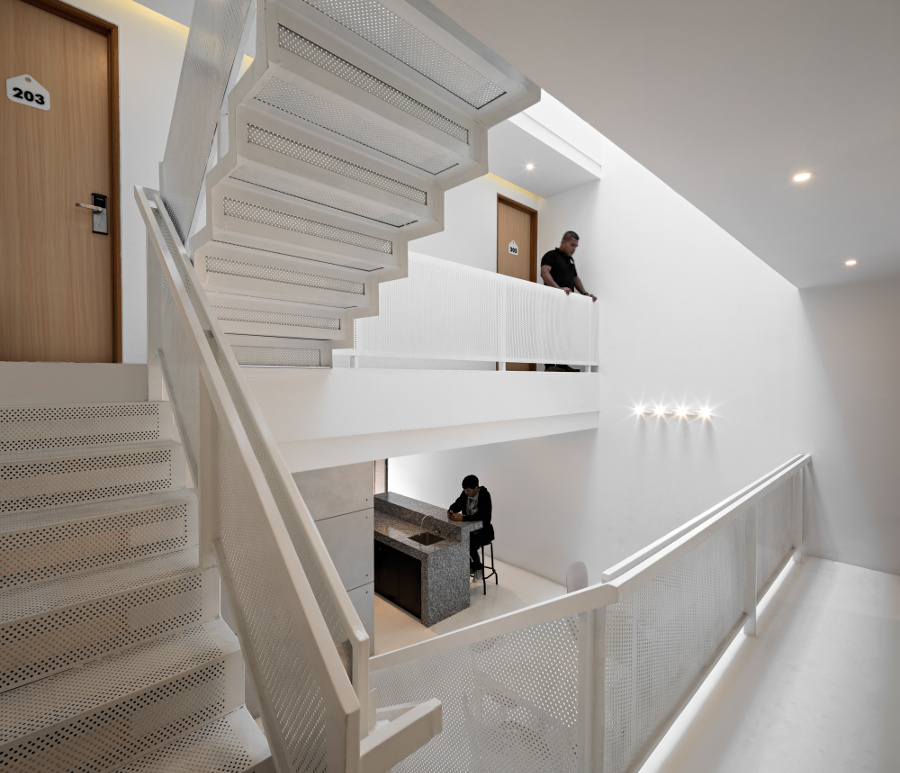 Area tangga menghadap area resepsionis di lantai dasar