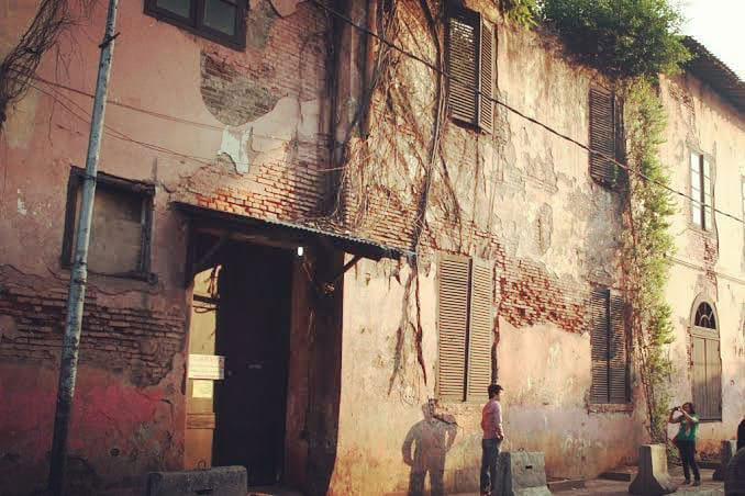 Rumah Akar, Kota Tua