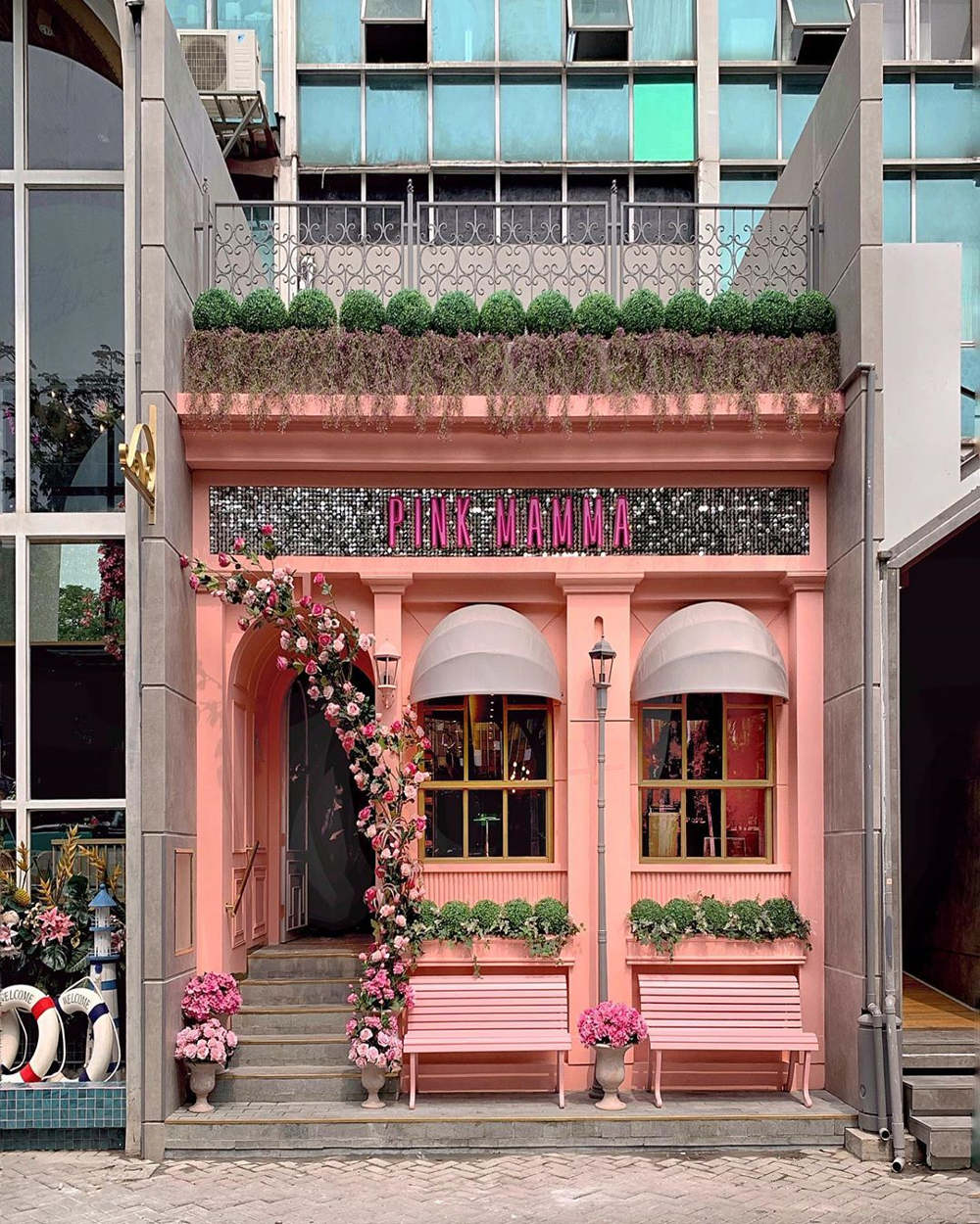 Tampak luar dari Pink Mama / Erin Alianto