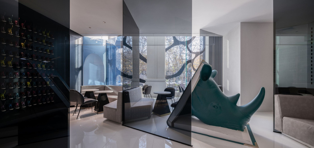 Patung badak berwarna menyatu dengan area tempat duduk