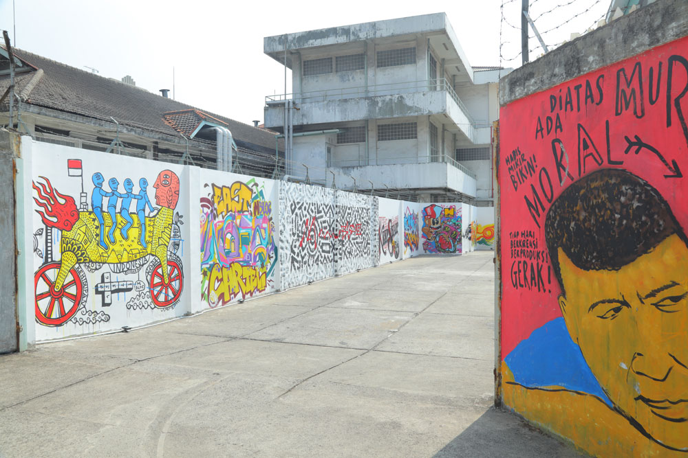 Halaman berisi mural di samping ruang pertunjukan