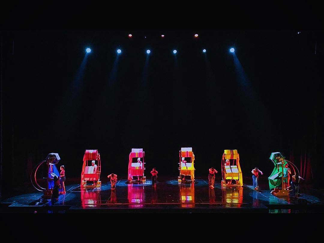 Pertunjukan Songket Weaving Dance di Devdan Show