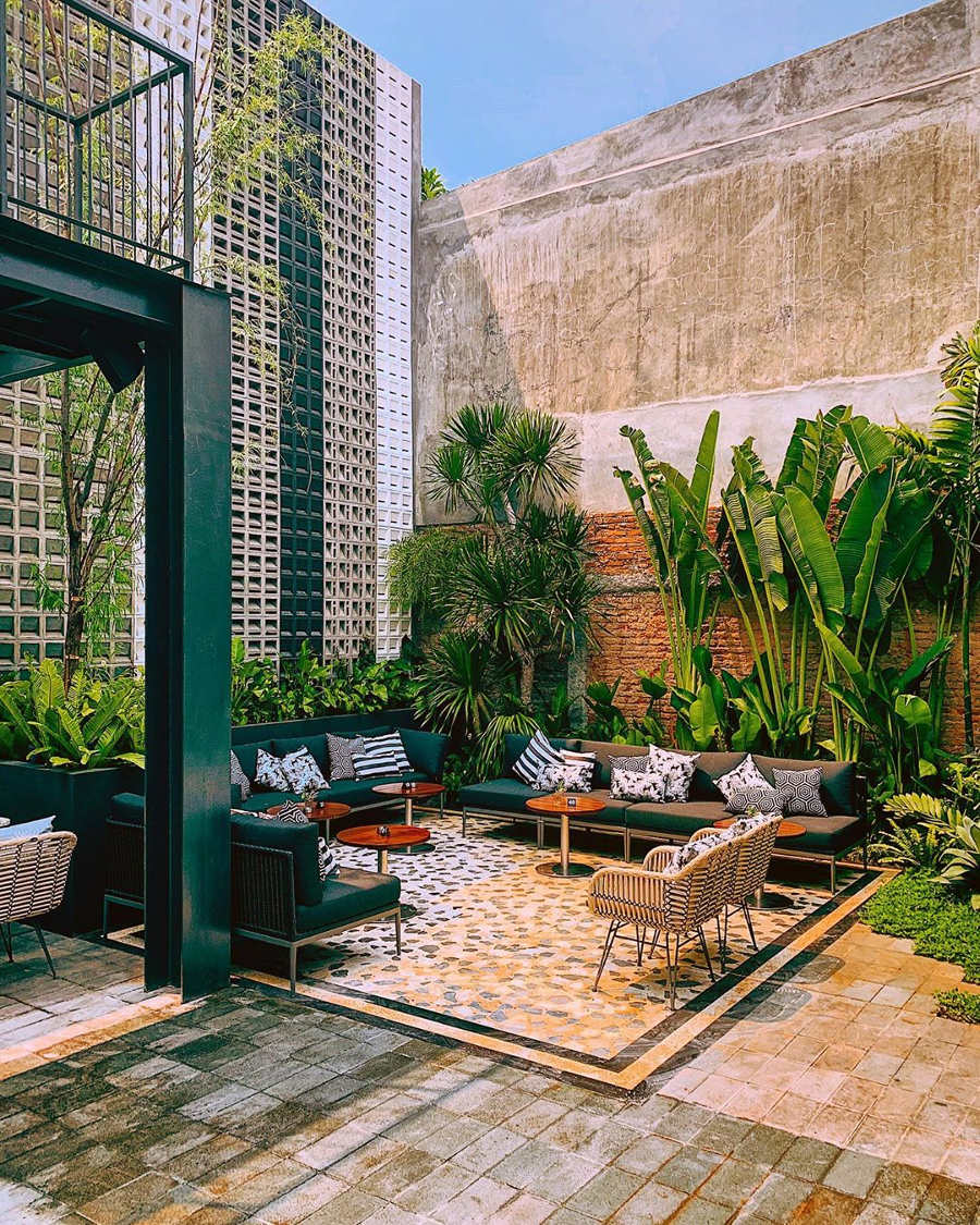 Area outdoor dari Greyhound Cafe, Senopati / Eatfolks