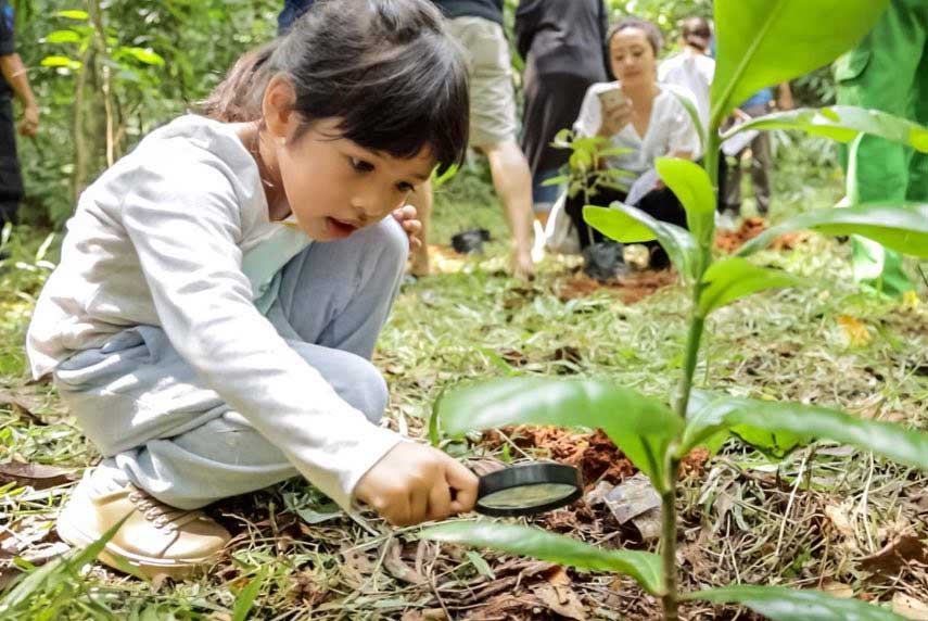 Meneliti Tanaman di Hutan Kota Srengseng