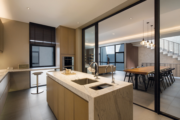 Rumah ini Cocok untuk Kolektor Mobil dan Pecinta Musik