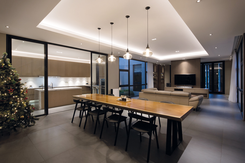 Rumah ini Cocok untuk Kolektor Mobil dan Pecinta Musik