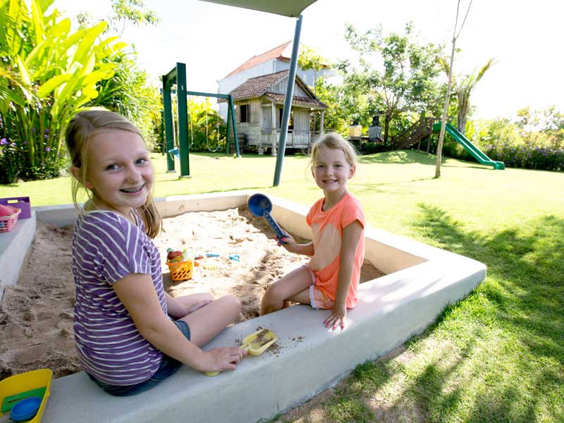 Bermain Pasir di Aravina Restaurant