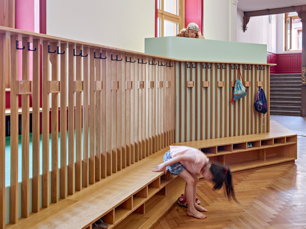 Fleksibilitas Karya ZMIK Studio di Koridor Sekolah