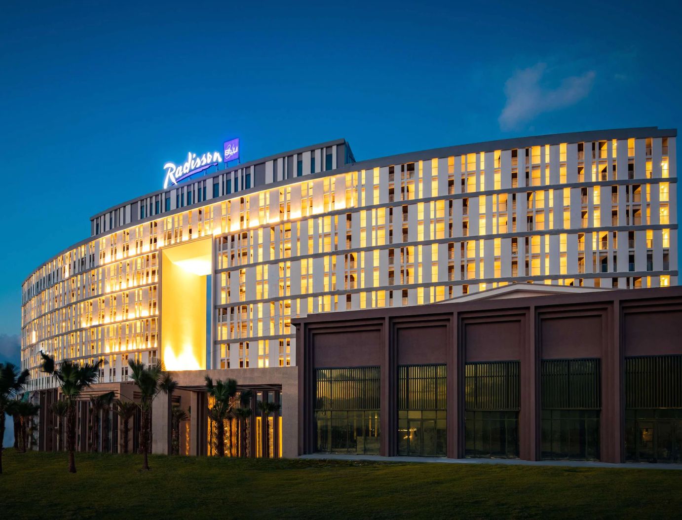 Unik! Resort Ini Berada di Antara Teluk dan Laut