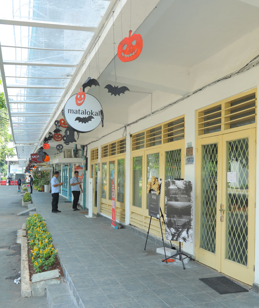 Teras di depan pertokoan M Bloc Space