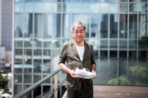 Perdana! Kengo Kuma Rancang Sepatu Bersama Asics