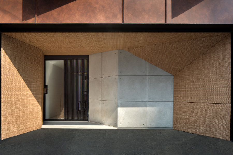 Rotan sintetis di entrance hotel