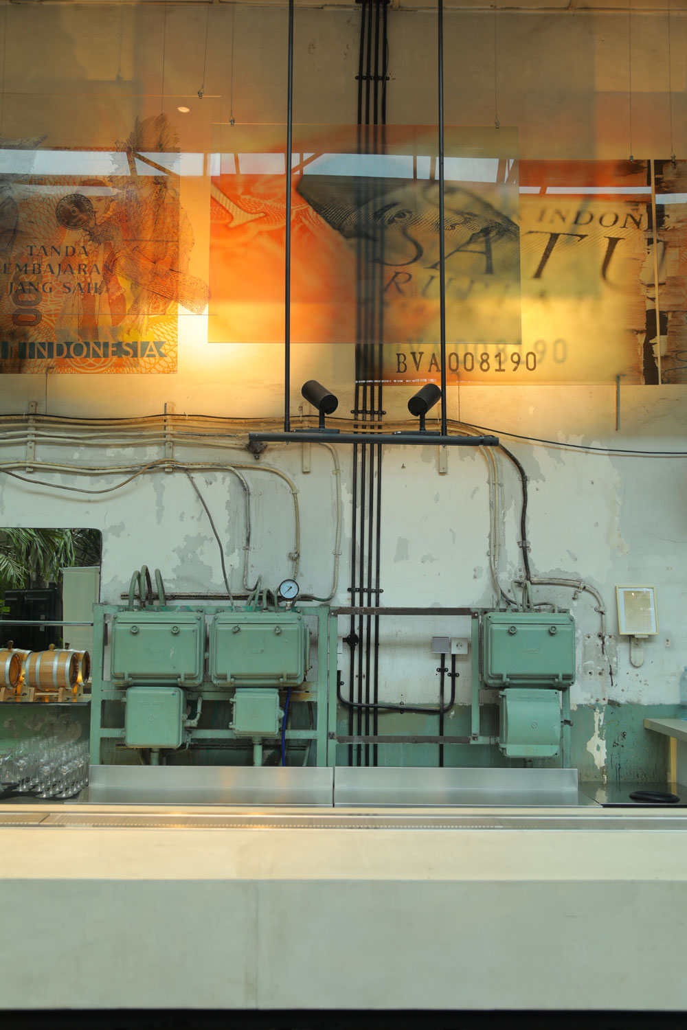 Salah satu sisi bar di Oeang