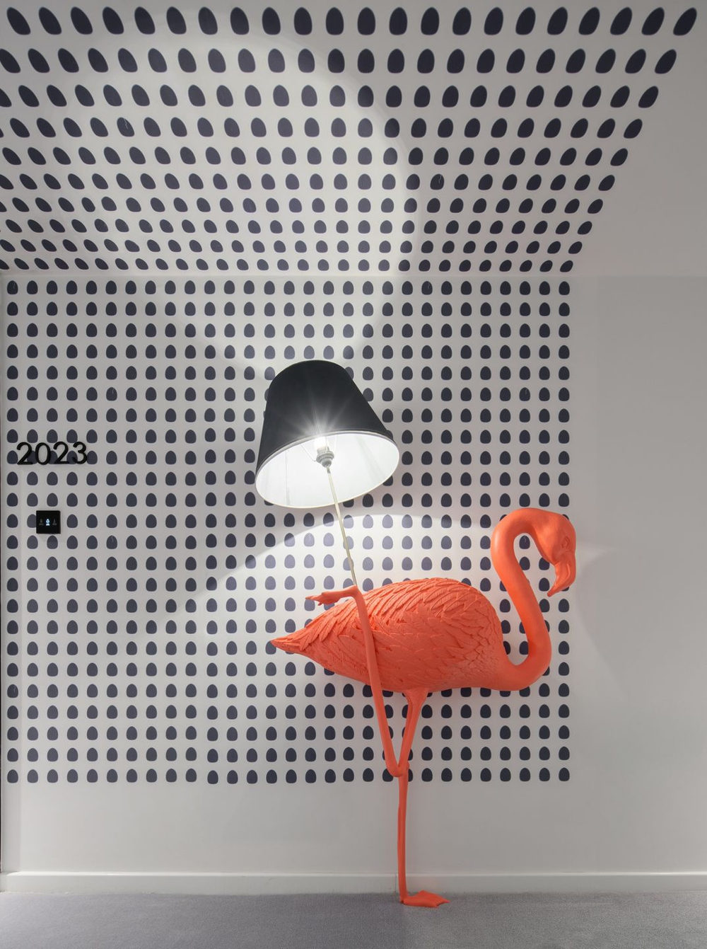 Patung flamingo bersatu menjadi standing lamp 