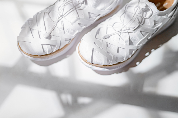 Perdana! Kengo Kuma Rancang Sepatu Bersama Asics