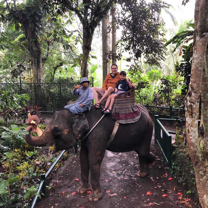 Berfoto di atas punggung gajah