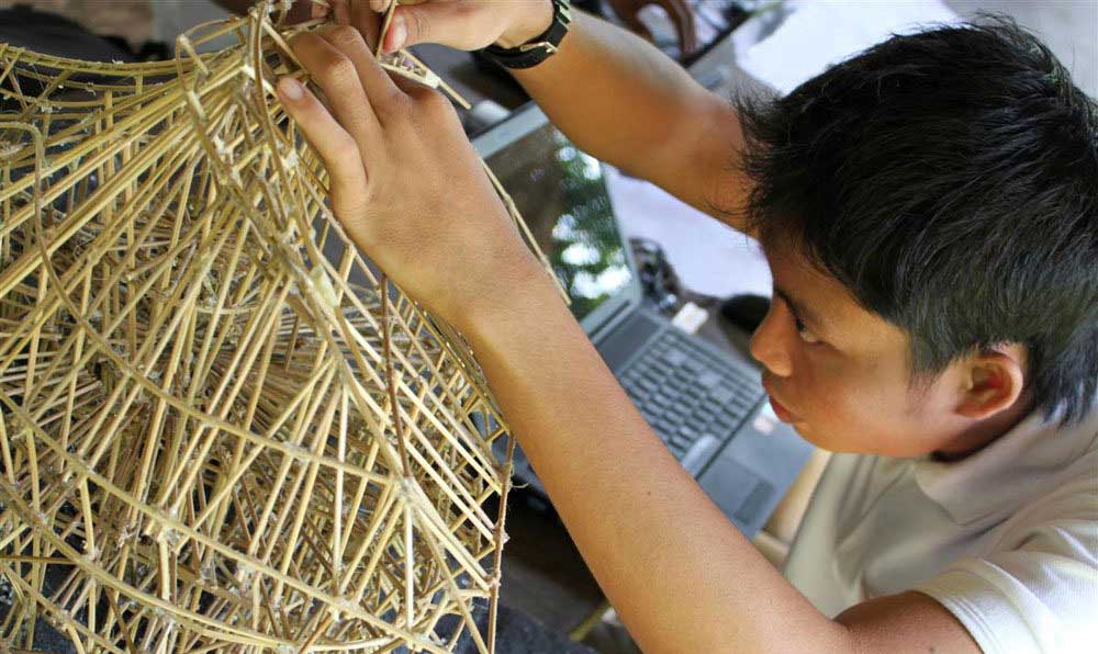 Belajar Membuat Beragam Barang dari Bambu