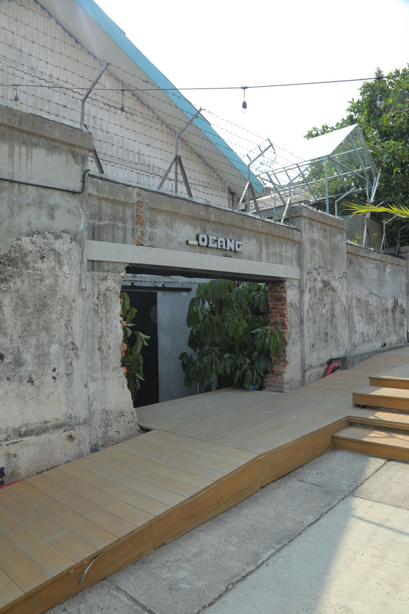 Tangga berfungsi sebagai transisi menuju area belakang M Bloc Space