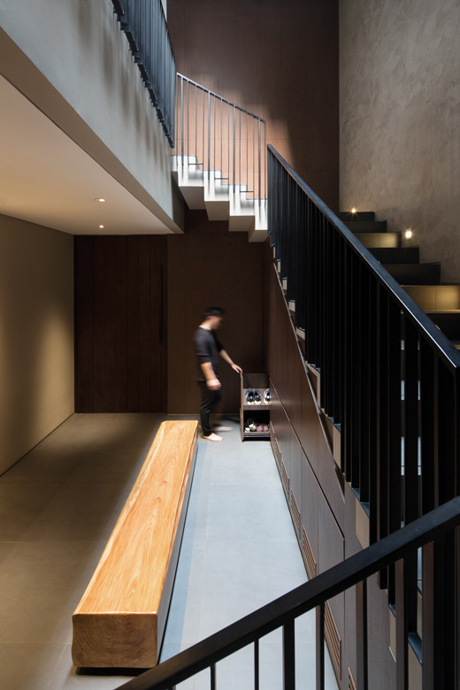 Rumah ini Cocok untuk Kolektor Mobil dan Pecinta Musik