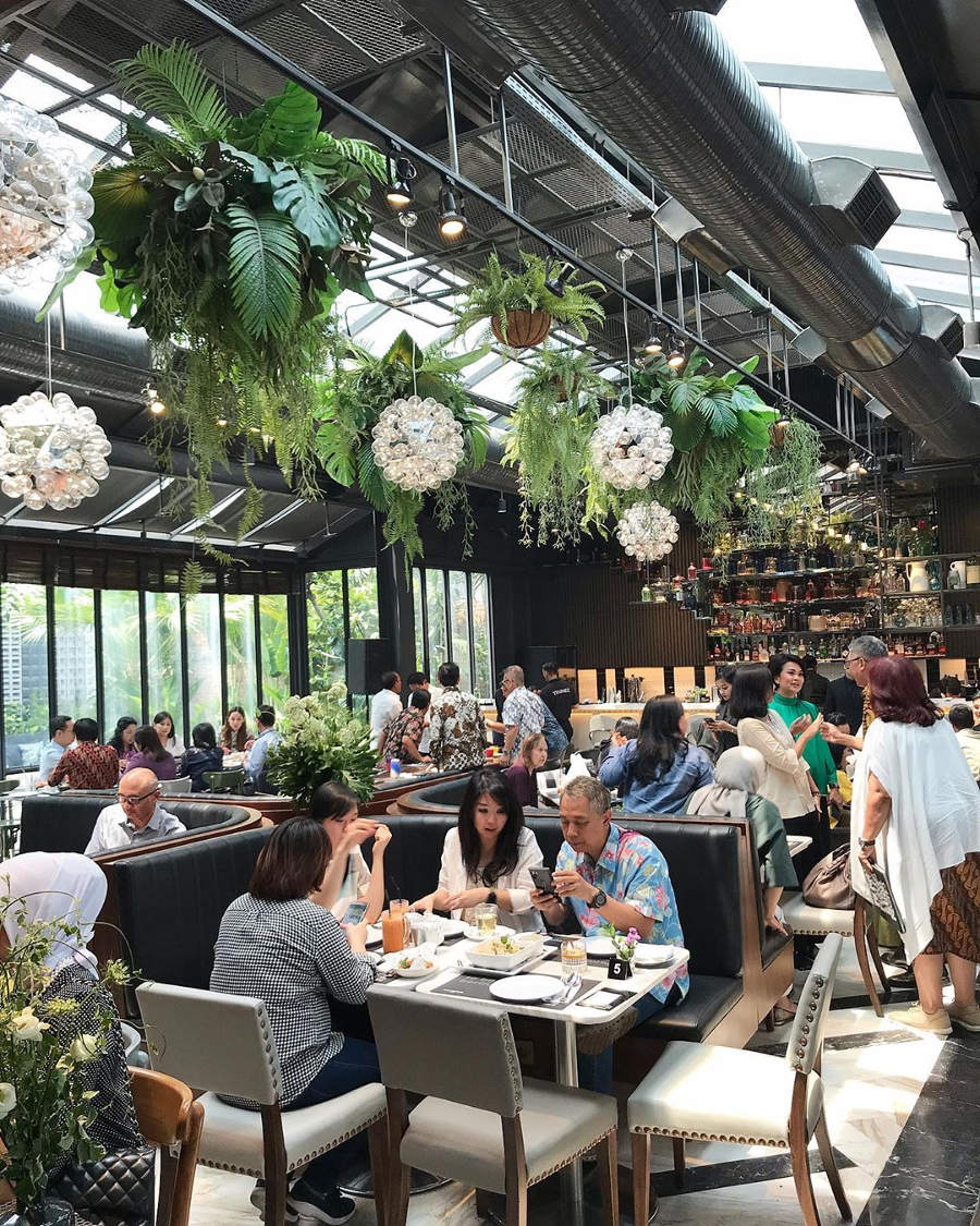 Suasana di bagian dalam Greyhound Cafe / Greyhound Cafe