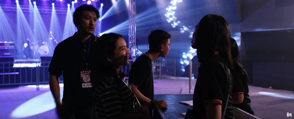 Adegan saat Awan berkunjung ke salah satu event yang diurusi oleh Angkasa / Visinema Pictures