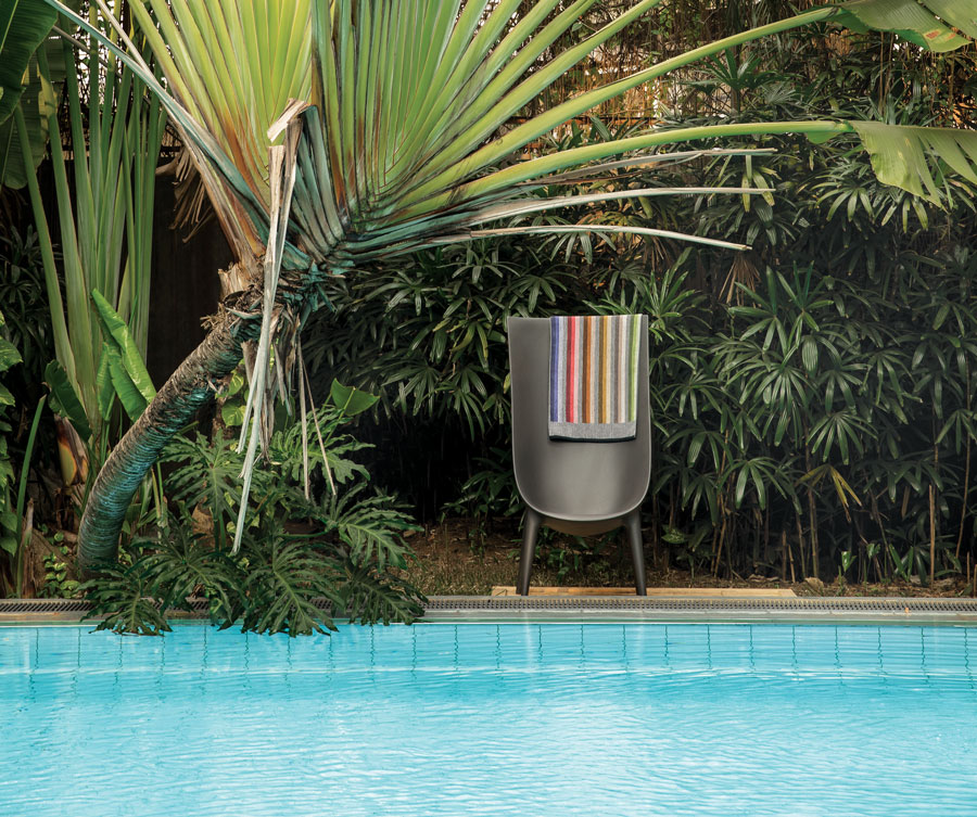 5 Furnitur Outdoor yang Tetap Cantik di Musim Hujan